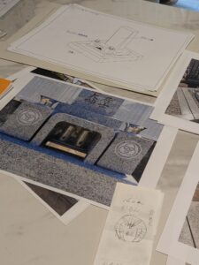 花立へ家紋を彫刻した施工例を見ながらお打ち合わせ。